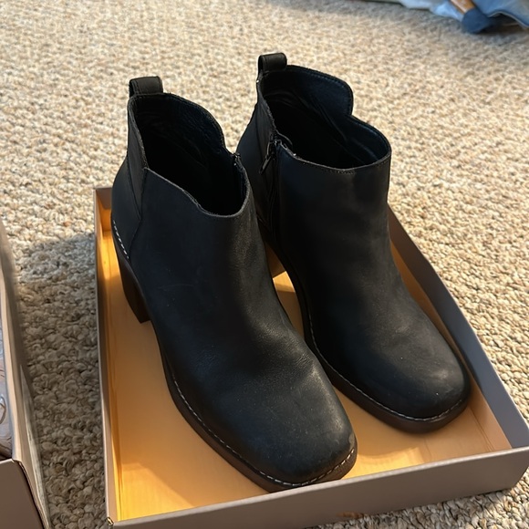 Crown vintage NIB booties w zipper - Picture 2 of 5